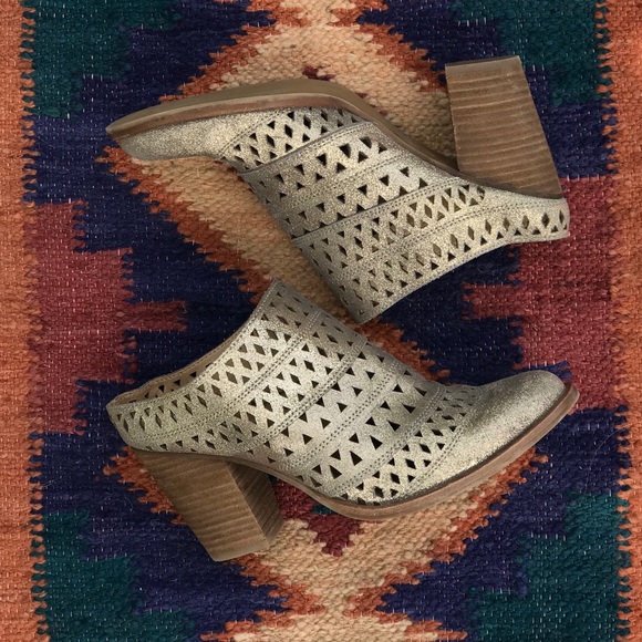 Steve Madden Shoes - • Steve Madden • Leather cutout mules. Size 8